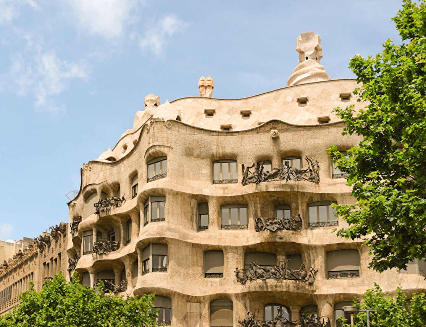 Gaudís La Pedrera wirkt wie vom Wind geformt – das berühmte Haus an der Passeig de Gràcia überrascht mit organischer Fassade und Dachlandschaft Fassade der Casa Milà von Antoni Gaudí in Barcelona mit wellenförmiger Architektur und kunstvollen Balkonen