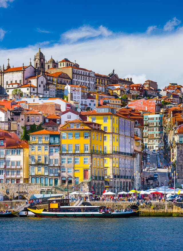 Porto Urlaub Porto – Blick auf die Altstadt vom Meer aus