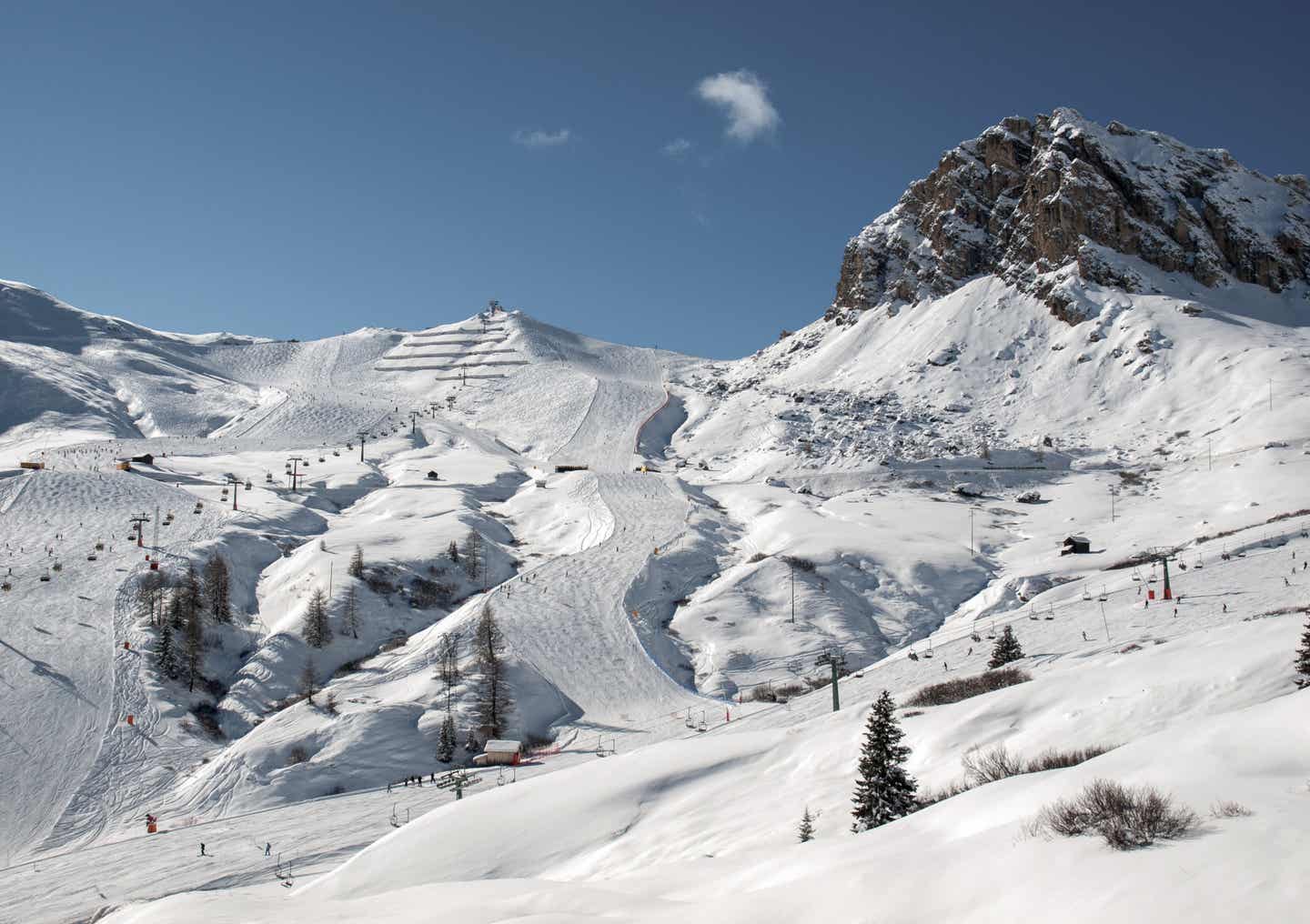 Dolomiten Urlaub mit DERTOUR. Das Skigebiet Val Gardena am Sella-Massiv in den Dolomiten.