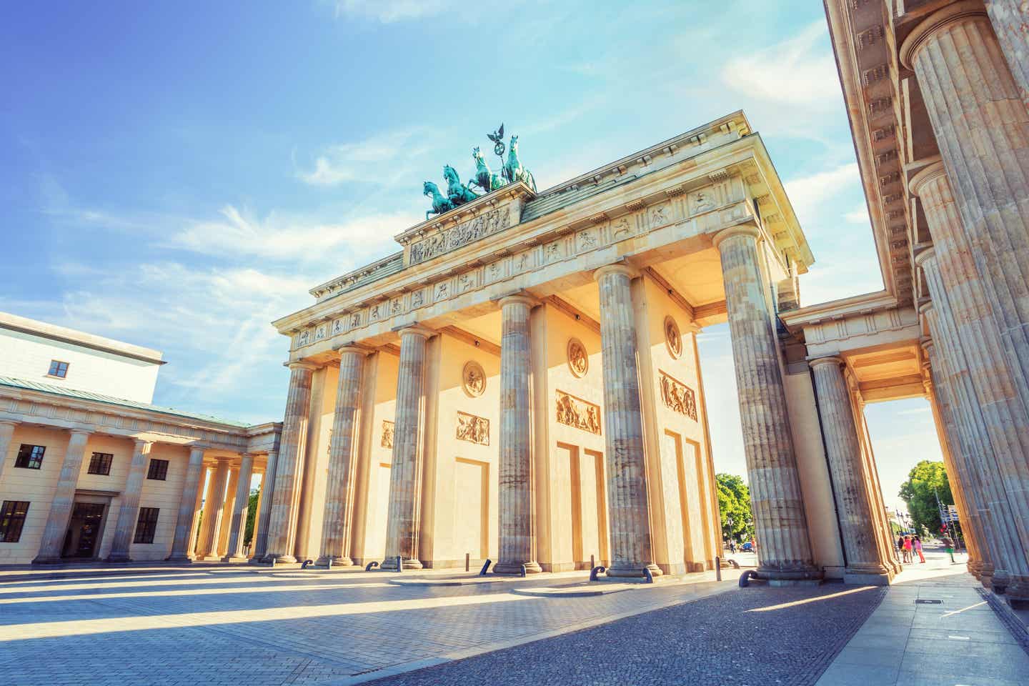 Brandenburger Tor im Sonnenlicht – klassisches Wahrzeichen und beliebter Startpunkt für deine Städtereise Berlin