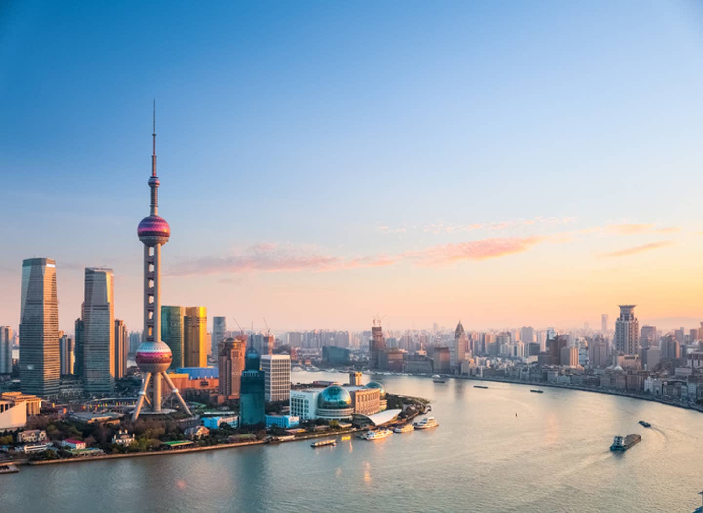 Rundreisen Shanghai: Panoramablick auf die Skyline Shanghais mit dem Pearl Tower