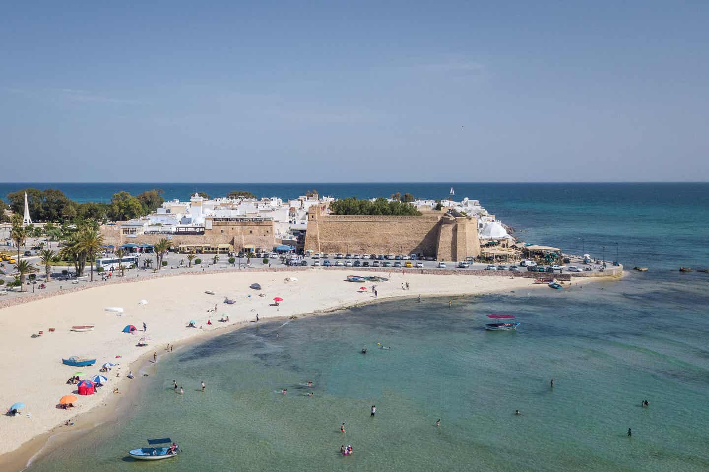 Ein Strand in Hammamet an der Mittelmeerküste in Tunesien