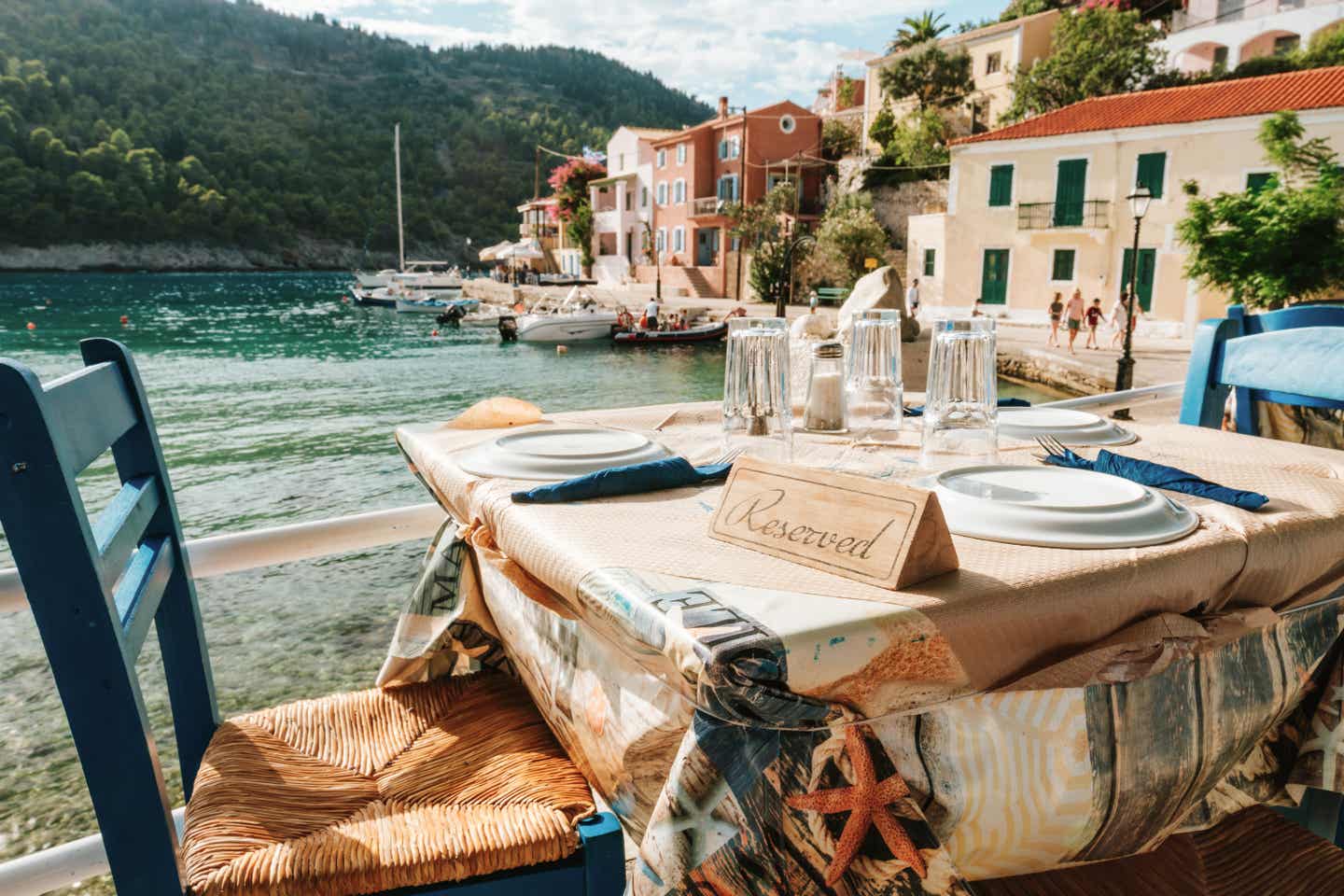 Kefalonia Urlaub mit DERTOUR. Tisch in einer Taverne am Hafen von Assos auf Kefalonia