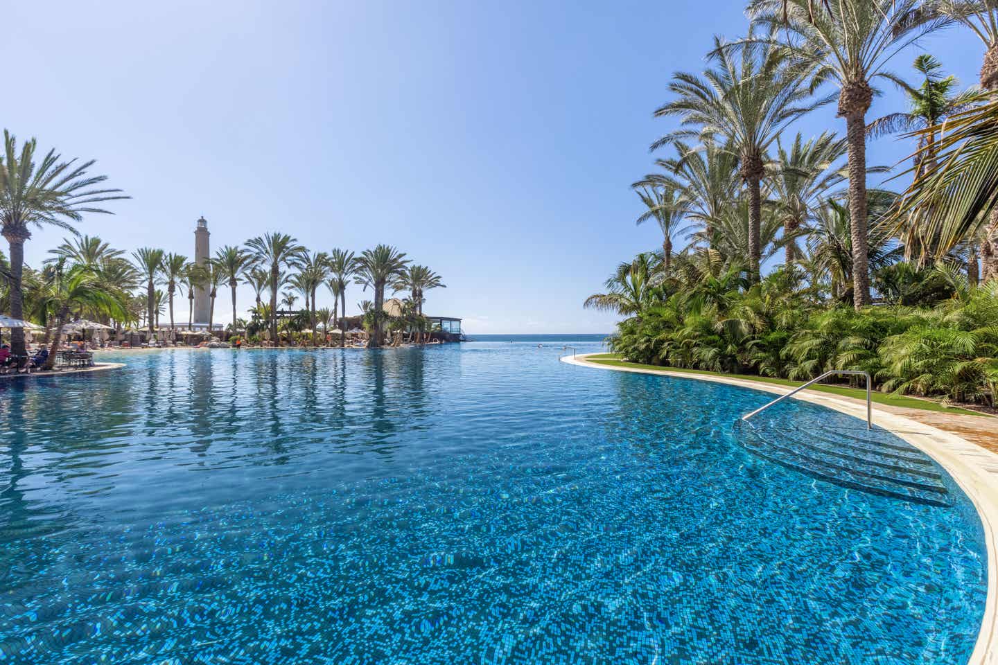 Lopesan Costa Meloneras Resort & Spa - Poollandschaft mit Palmen am Rand