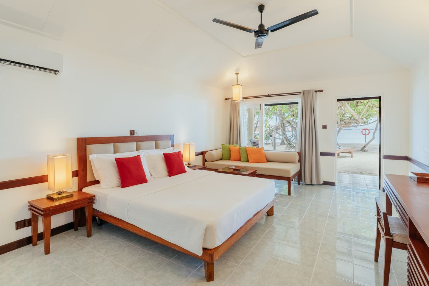 Gemütliches Doppelbett in einer Beach Villa