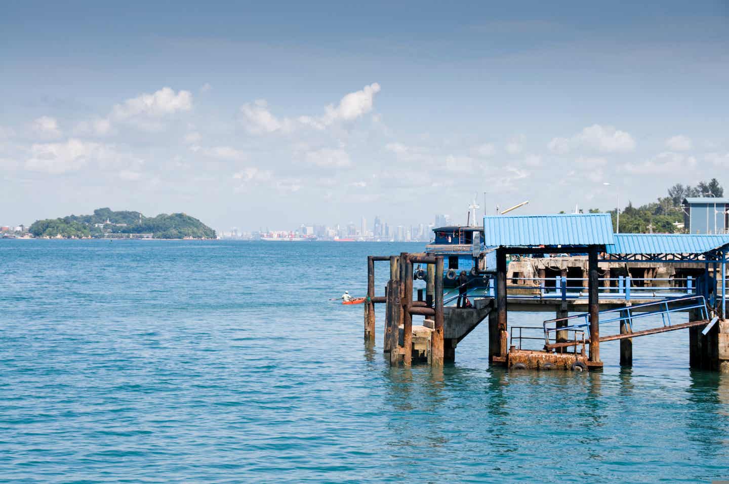 Ein Boot auf dem Wasser vor Batam Island