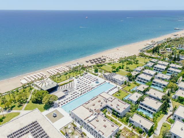 Luftbild des Paloma Finesse mit Strand und Meer