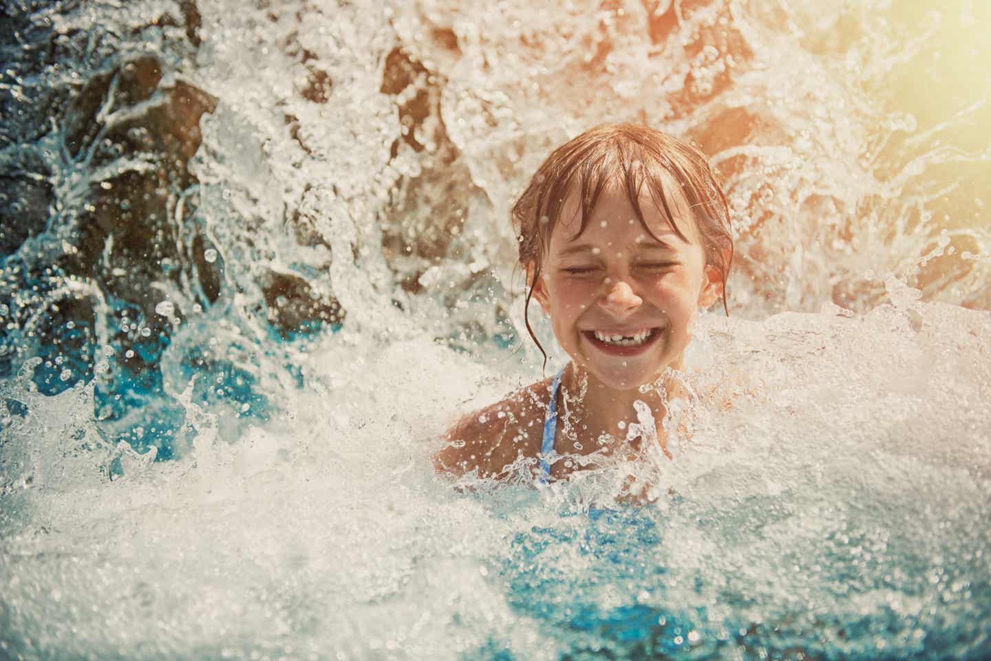 Familienurlaub auf den Kanaren: Ein Mädchen spielt in einem Wasserpark