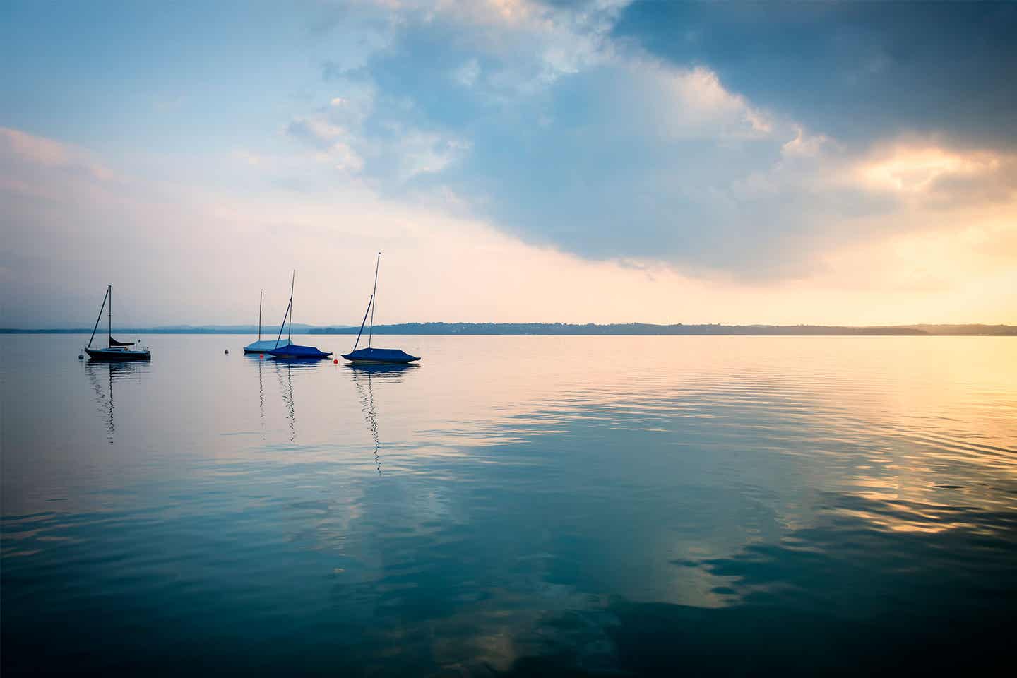 Segelboote auf dem Starnberger See im Sonnenuntergang