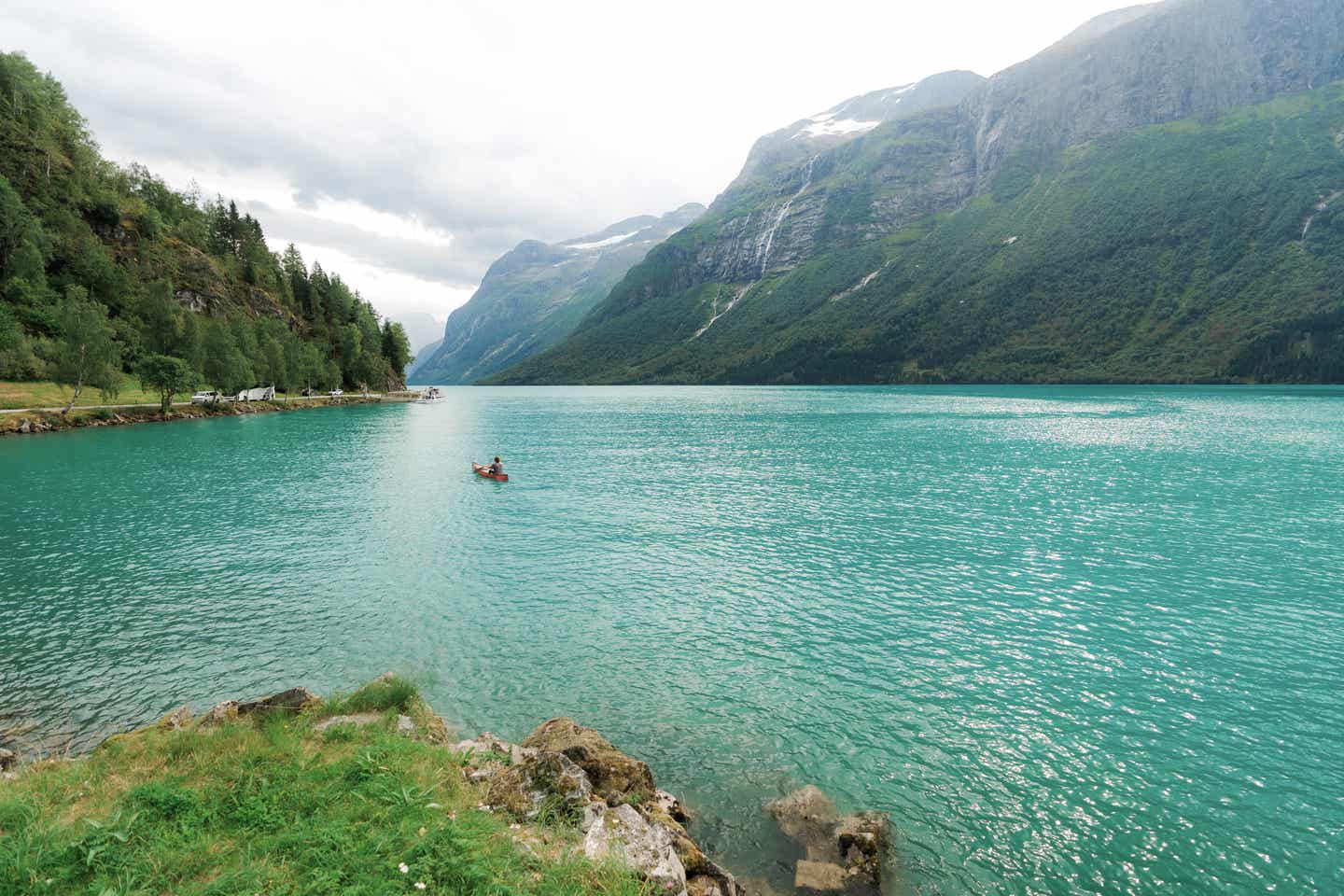 In Norwegen zur besten Reisezeit mit dem Kanu über das Wasser fahren