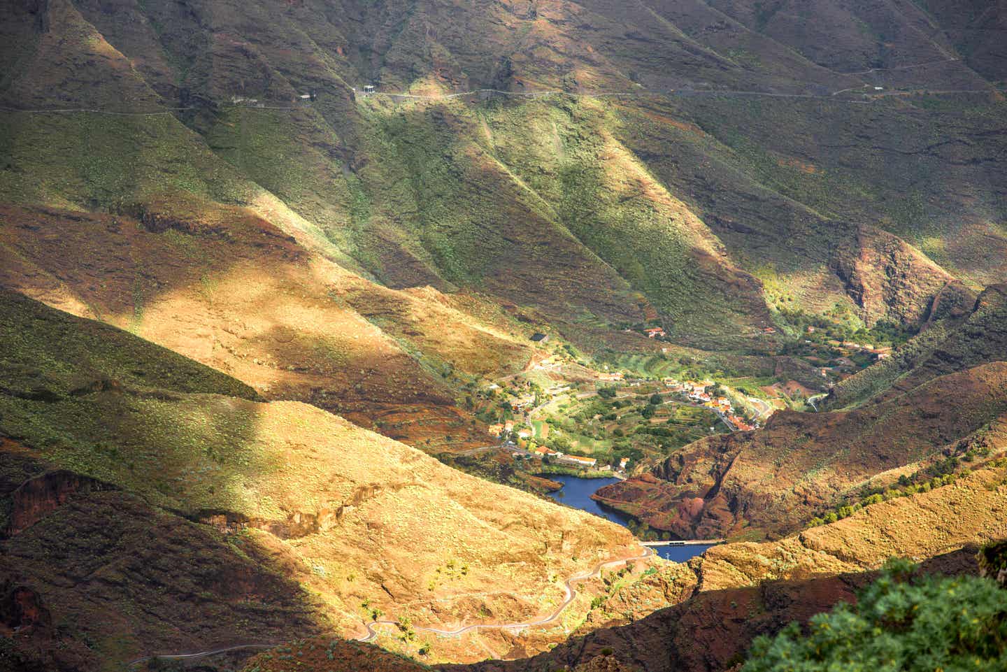 Familienurlaub auf den Kanaren: ein Dorf in einem Tal auf La Gomera