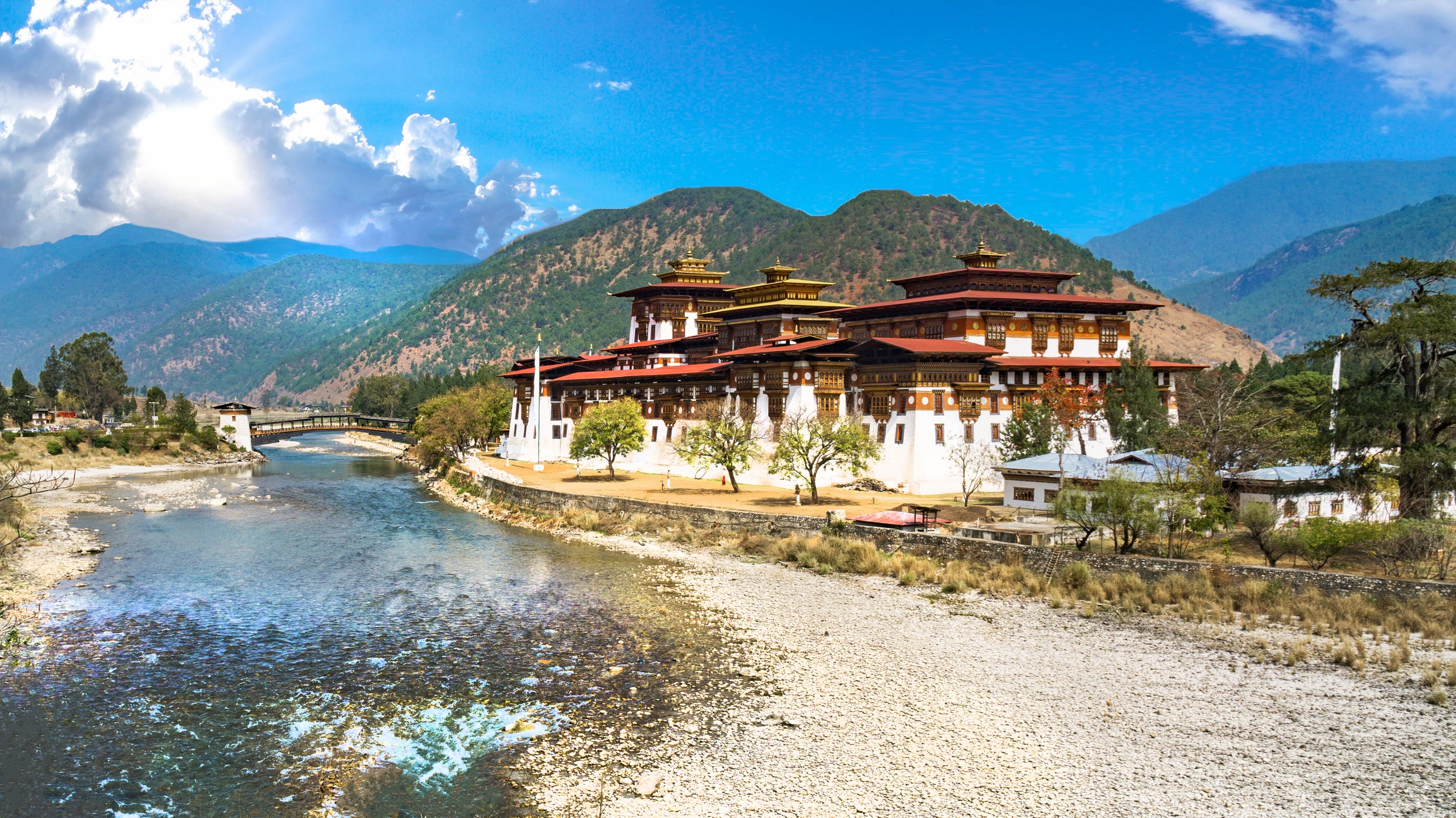 Blick auf den Dzong-Palas in Bhutan