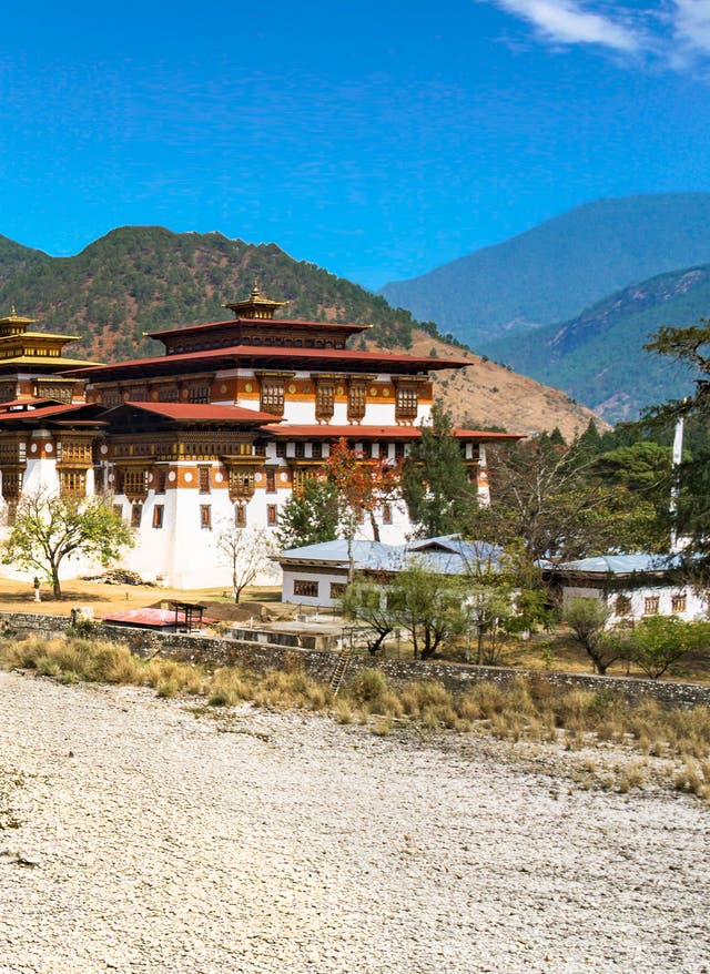 Highlights Bhutans mit Six Senses Blick auf den Dzong-Palas in Bhutan