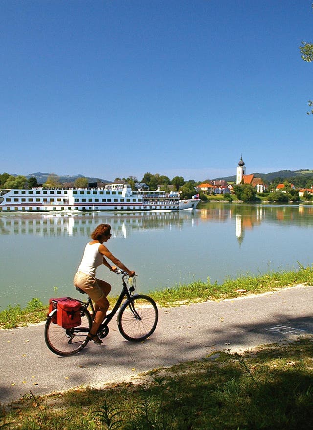 Zu den Angebotsdetails Radreisen Österreich - Radfahrer in Passau fährt entlang der Donau