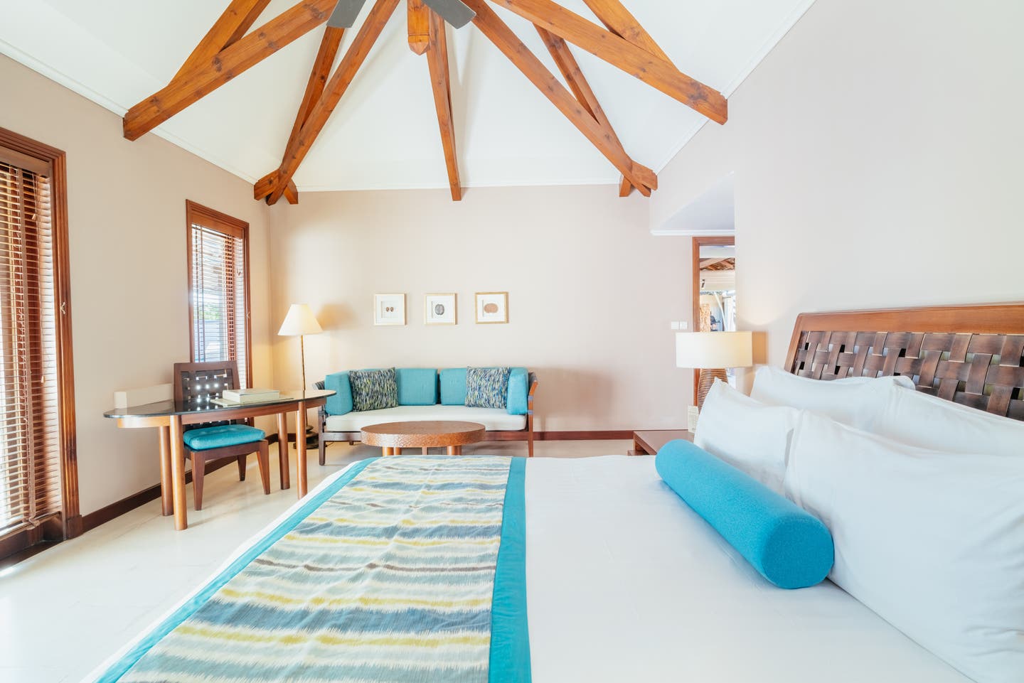 Das zweite Schlafzimmer der Pool Villa mit Sitzgelegenheiten