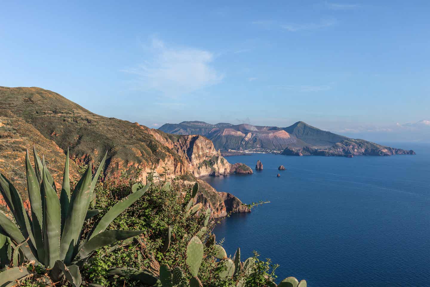 Die Insel Vulcano von der Insel Lipari aus gesehen. Äolischer Archipel, Sizilien, Italien.