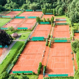 tennis-tennisanlage-sandplaetze-g-856174088.jpg