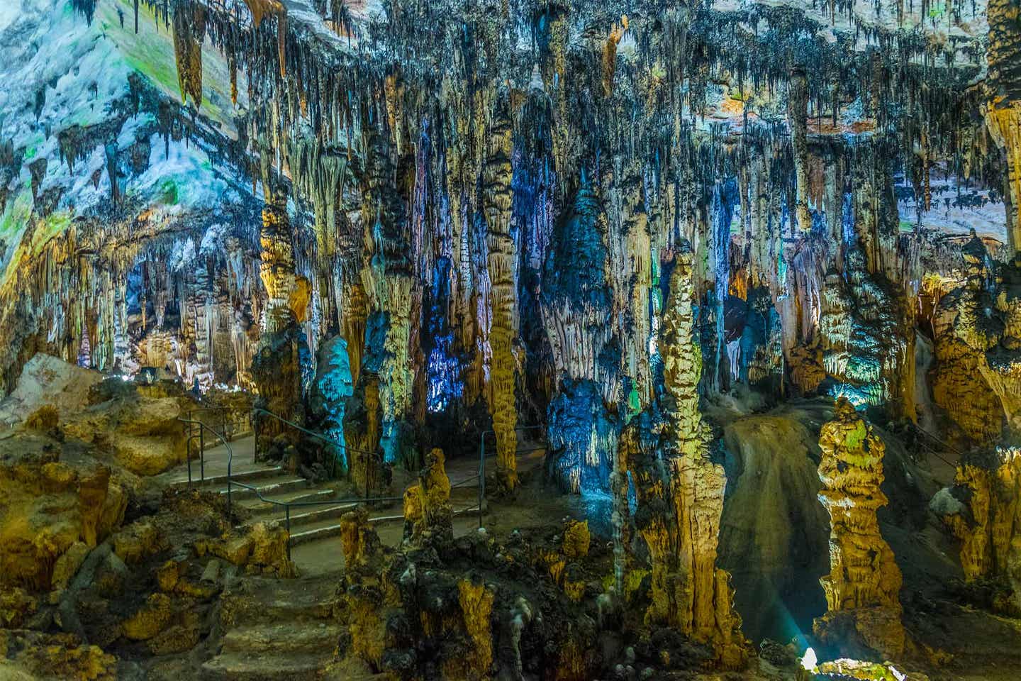 Tropfsteinhöhle auf Mallorca mit blauem Licht