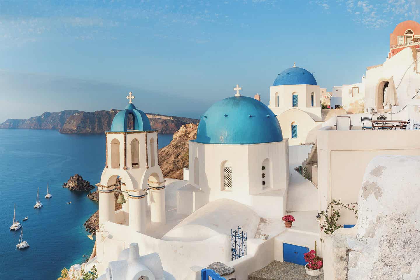 Blick auf die Kulisse von Oia mit blauen Kuppeln auf Santorini