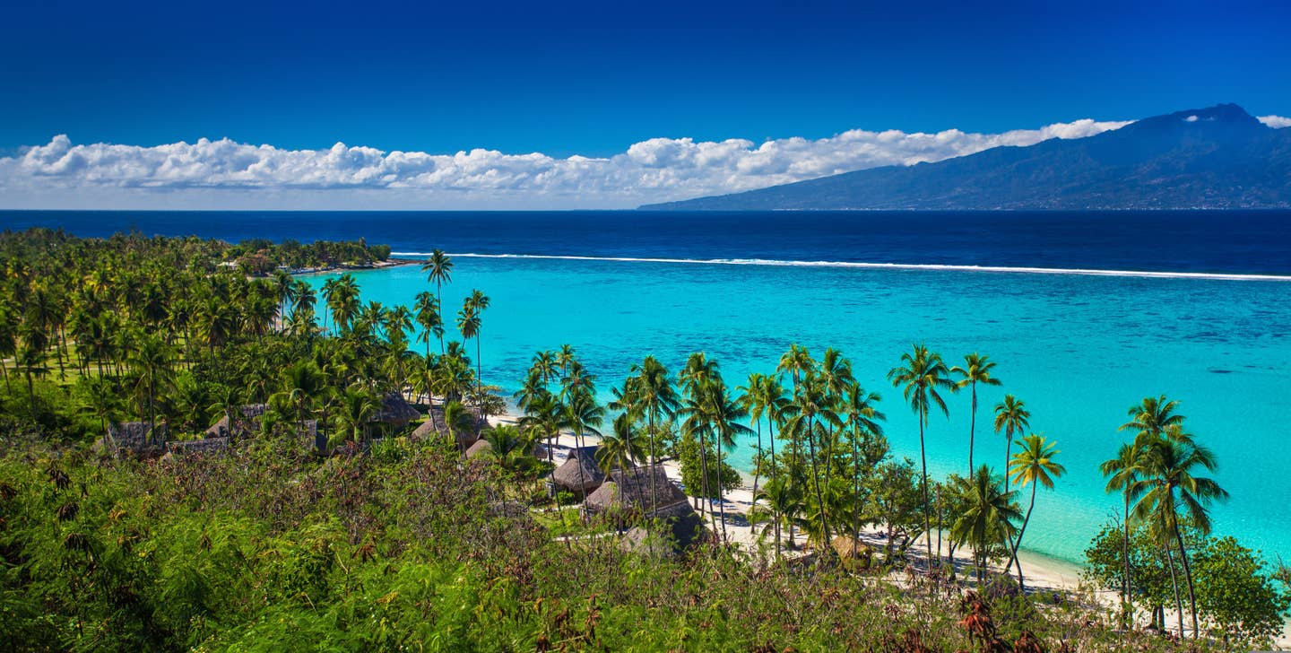 Französisch-Polynesien – Strand auf Moorea mit Blick auf Tahiti