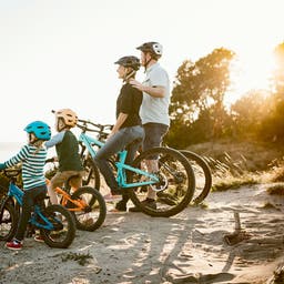 usa-familienurlaub-familie-macht-mountainbiketour-mit-blick-auf-den-puget-sound-g-1164431942.jpg