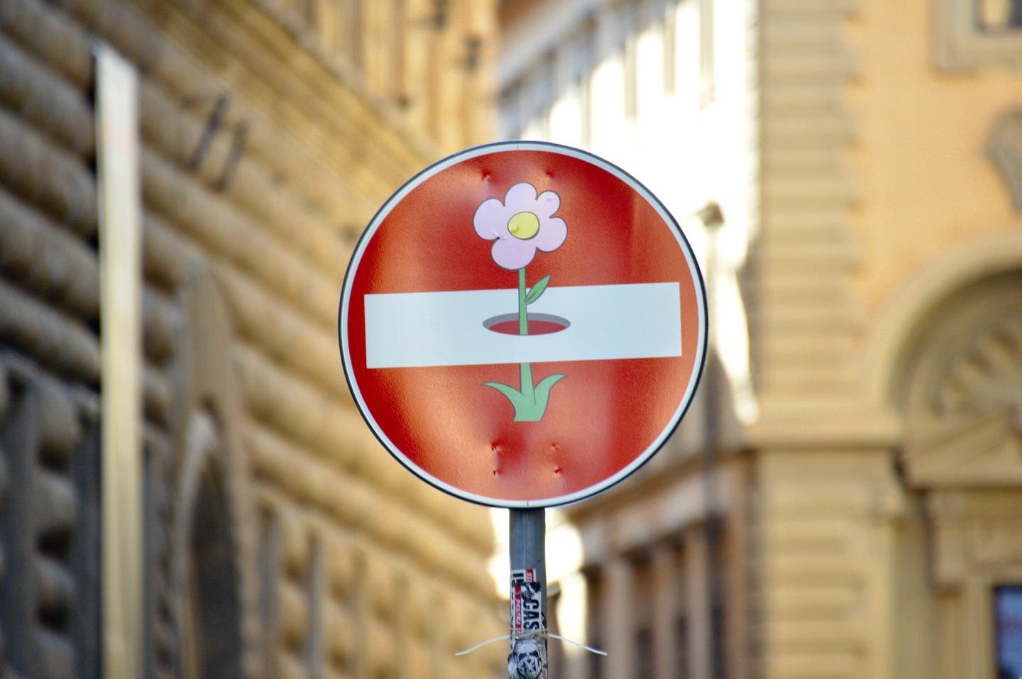 Künstlerisches Straßenbild mit Blume