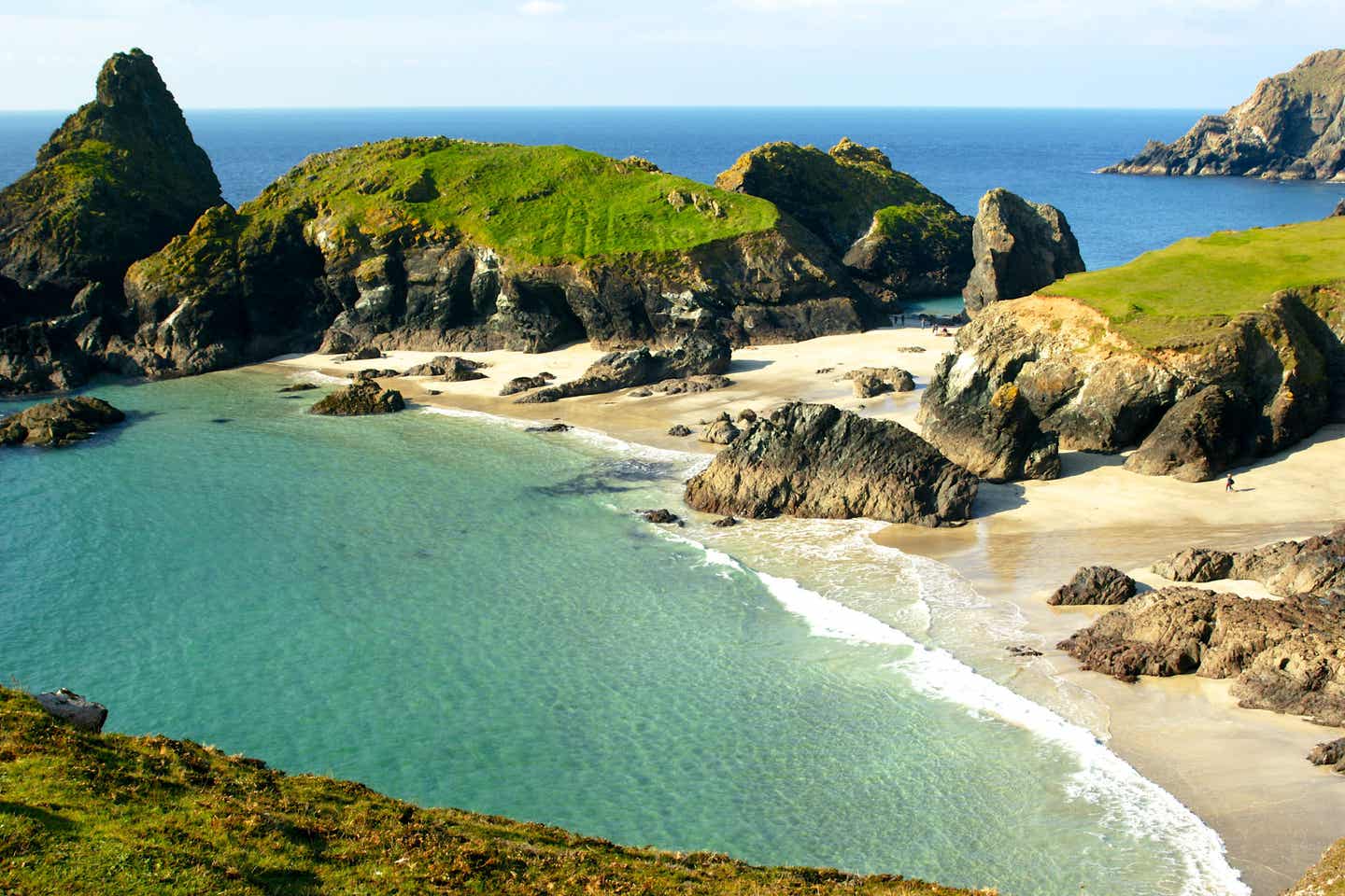 Felsen mit Höhle am Sandstrand von Cornwall