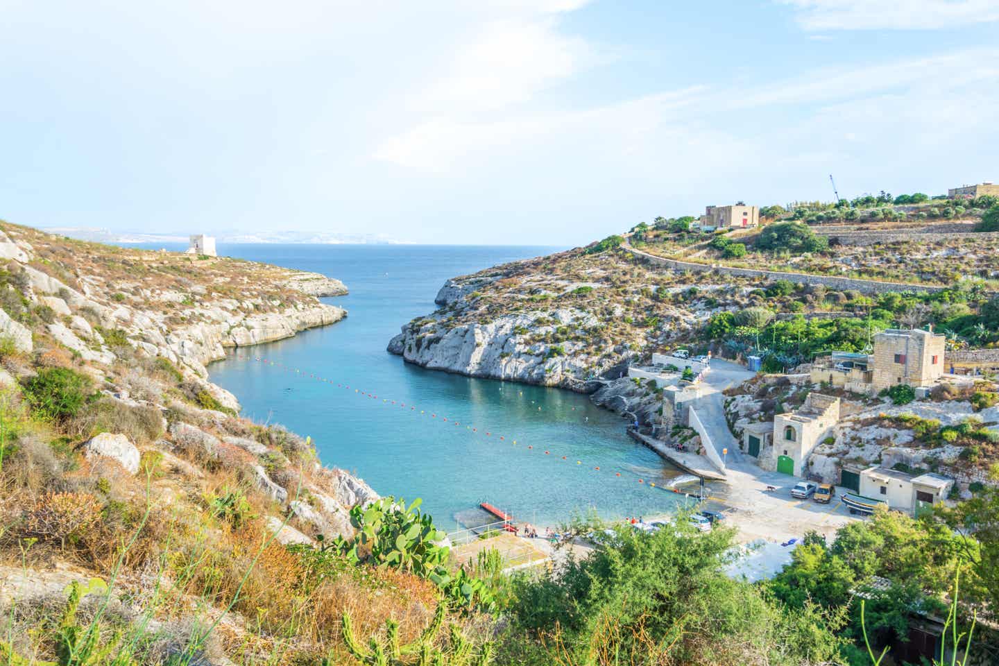 Maltas beste Reisezeit: auf Gozo die Mgarr-Ix-Xini-Bucht besuchen