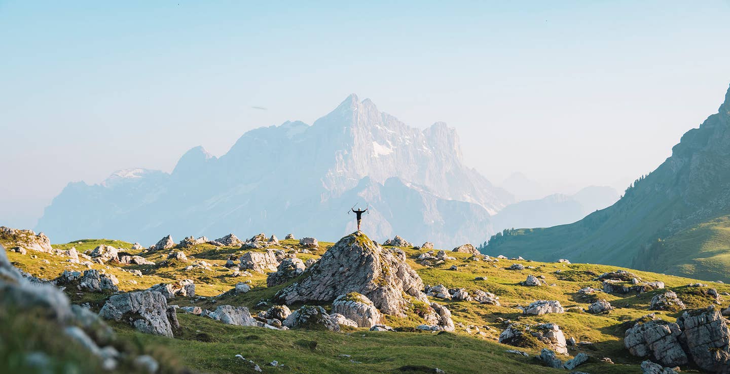 Ein Wanderer steht auf einem Felsen