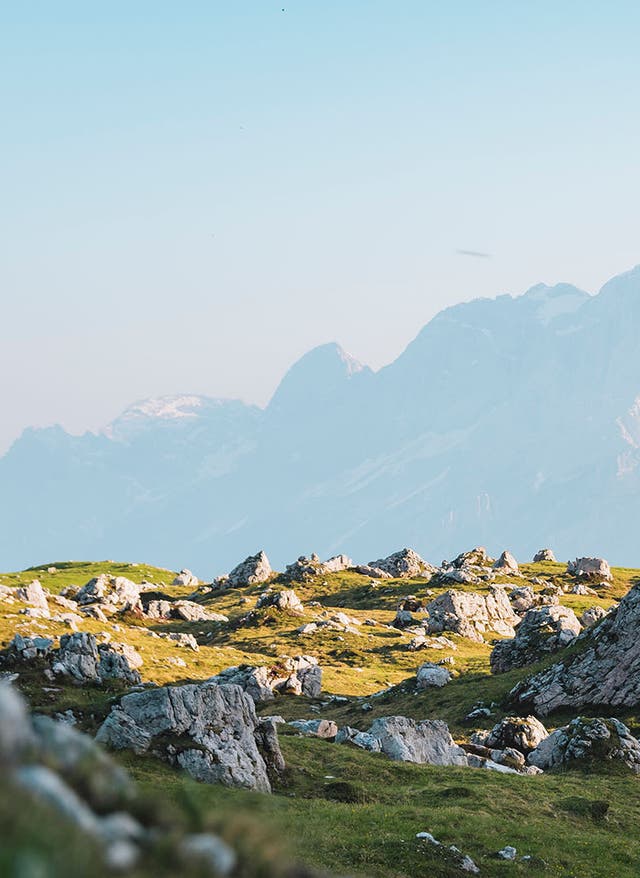 Aktivurlaub Italien Ein Wanderer steht auf einem Felsen