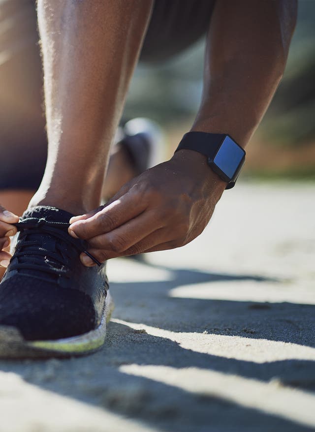 Trainingsreisen Sportler bindet sich die Schuhe auf einer Trainingsreise