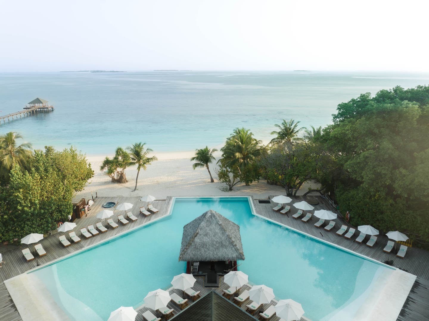 Sicht auf den Pool von oben mit Blick aufs Meer