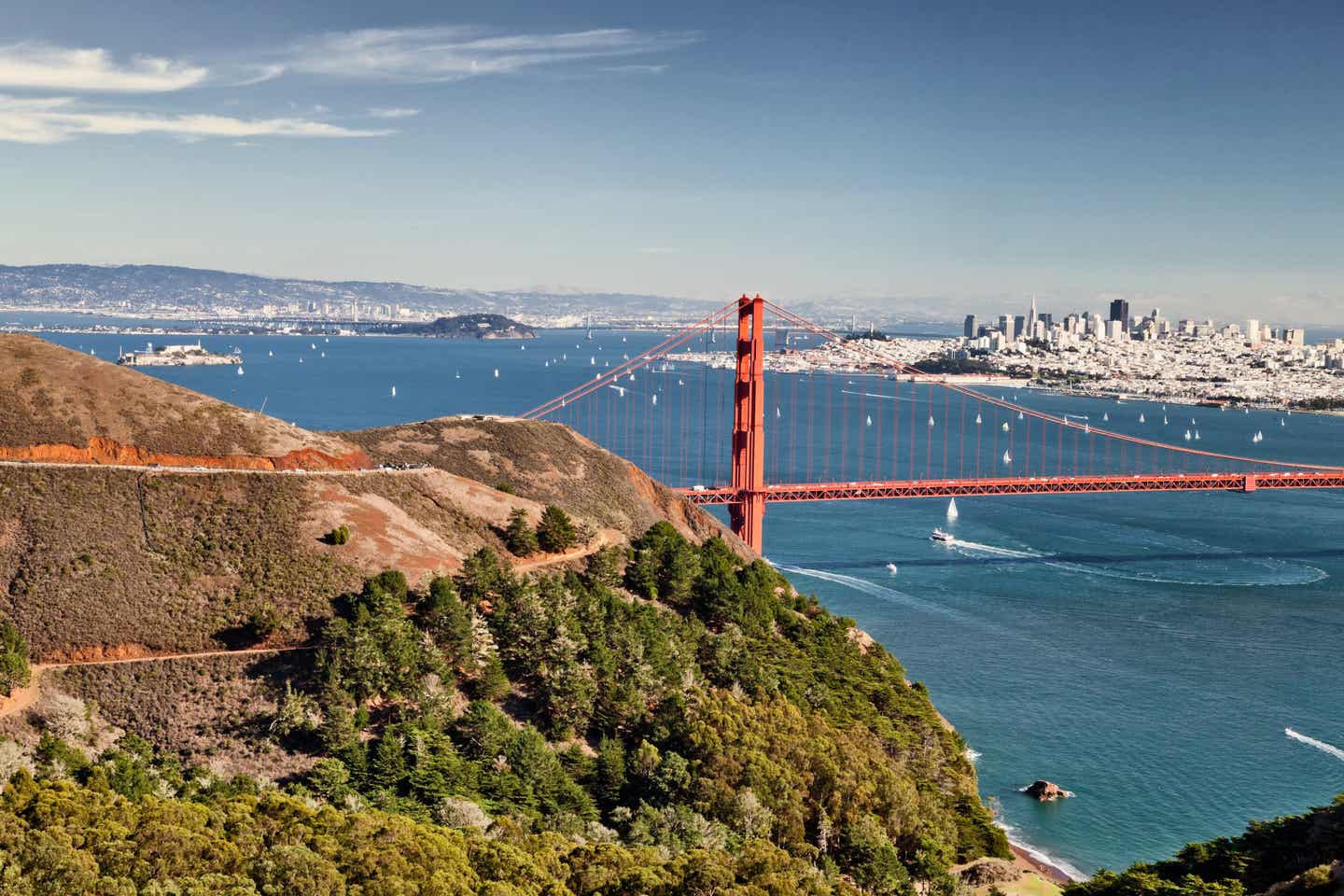 Panoramablick auf die majestätische Golden Gate Bridge - ein unverzichtbares Motiv im San-Francisco-Urlaub.