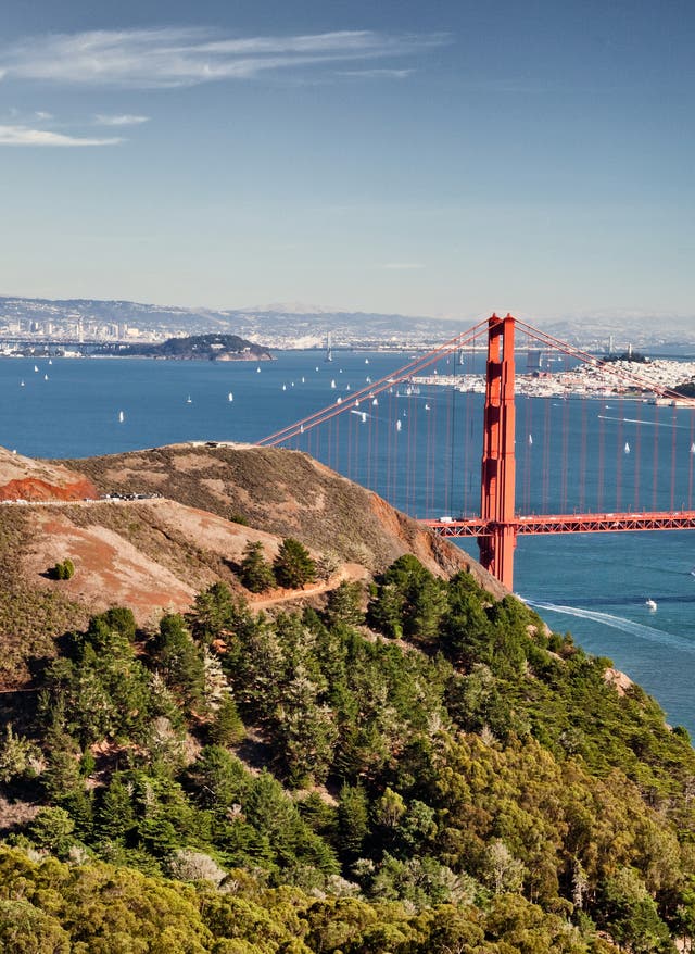 San Francisco Sehenswürdigkeiten San Franciscos Sehenswürdigkeiten mit DERTOUR erleben. Panoramabild der Golden Gate Bridge und der ehemaligen Gefängnisinsel Alcatraz
