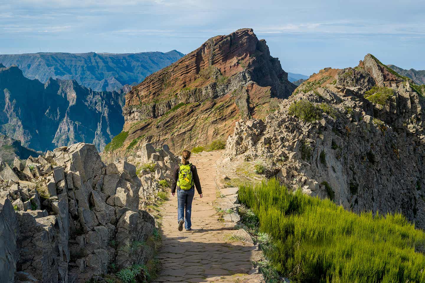 Frau wandern auf Madeira mit Fels im Hintergrund