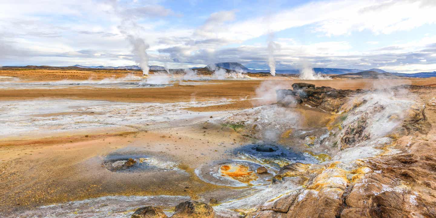 Geothermalgebiet Hverarönd bei Námaskarð im Norden Islands mit heißen Quellen und Dampfsäulen nahe dem Myvatn-See  