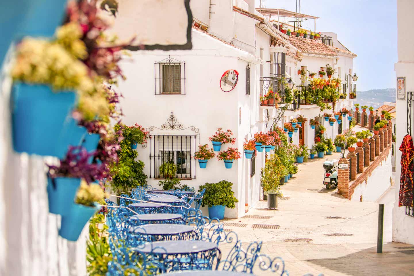 Weiße Häuser mit Blumentöpfen in Mijas – charmante Kulisse für einen preisbewussten Andalusien-Urlaub