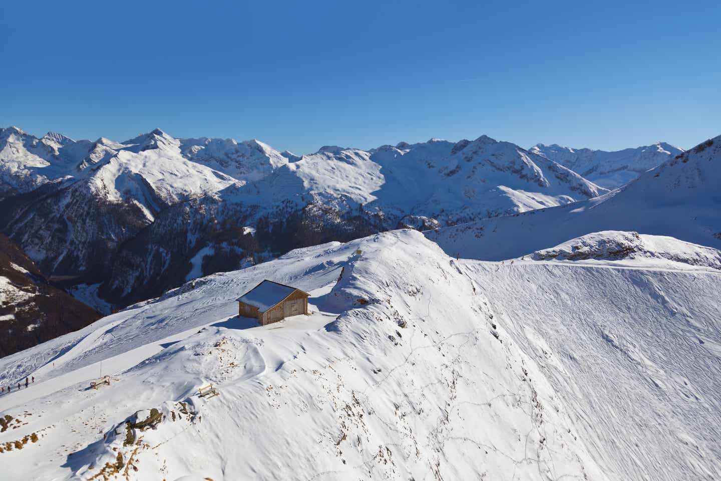 Piste der Region Gastein in Ski amadé mit einer kleinen Holzhütte