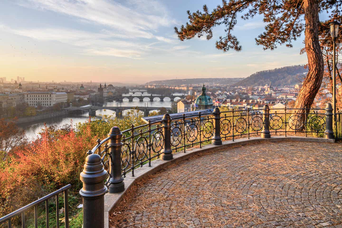 Städtetrip September. Tschechien: Brücke in Prag am sonnigen Herbstmorgen