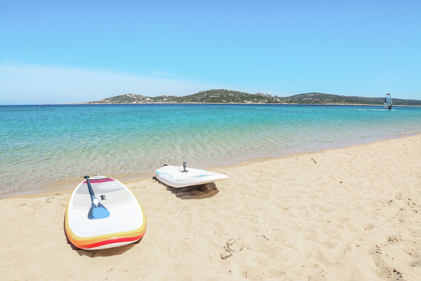 Zwei Surfborads am Strand von Porto Pollo