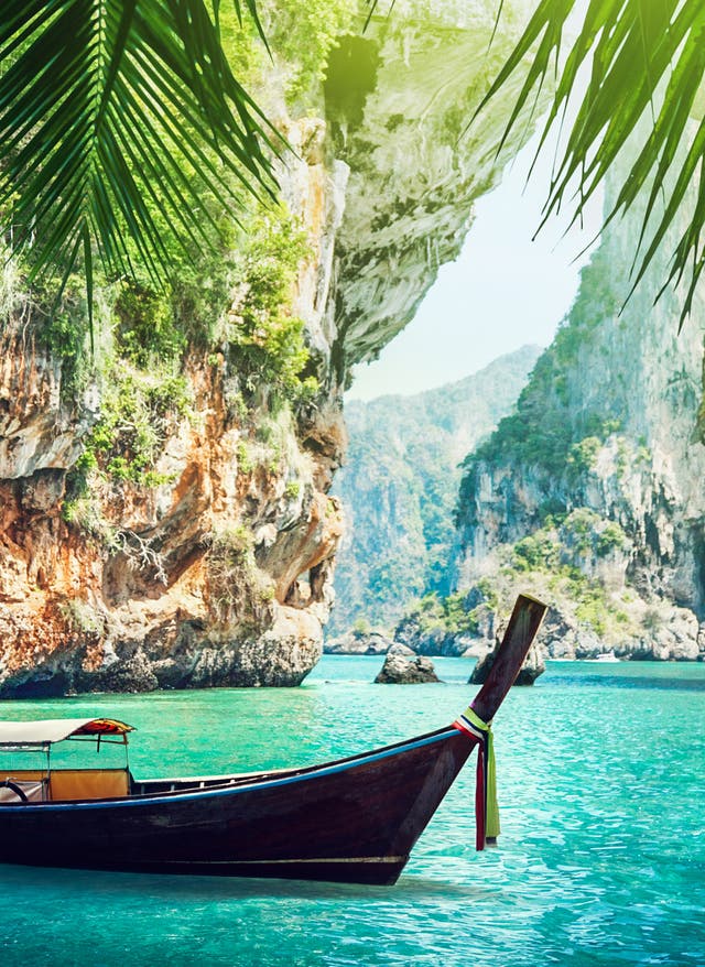 Pssst! Die Thailand-Geheimtipps Thailand Krabi Railway Beach mit einem Longtail Boot