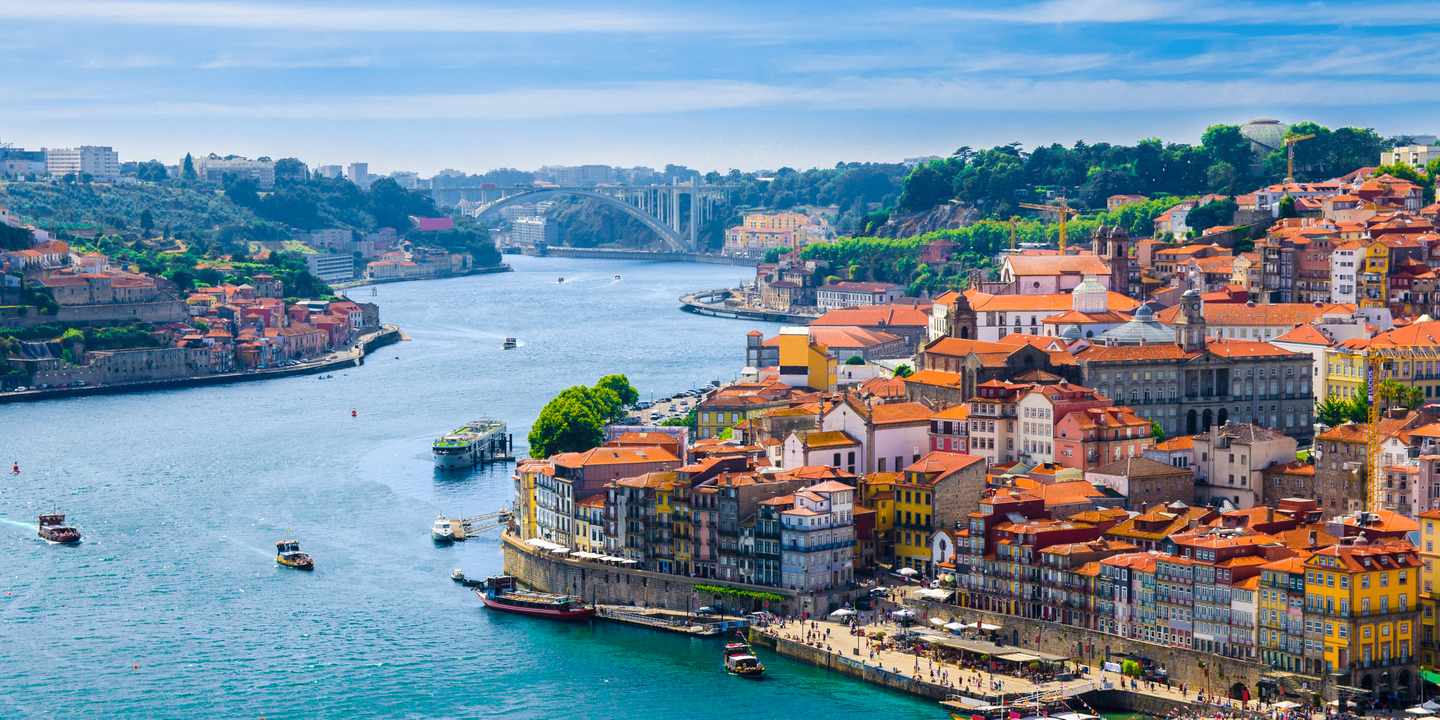 Panoramablick auf Porto mit Altstadt am Douro, bunten Häusern und Brücke im Hintergrund