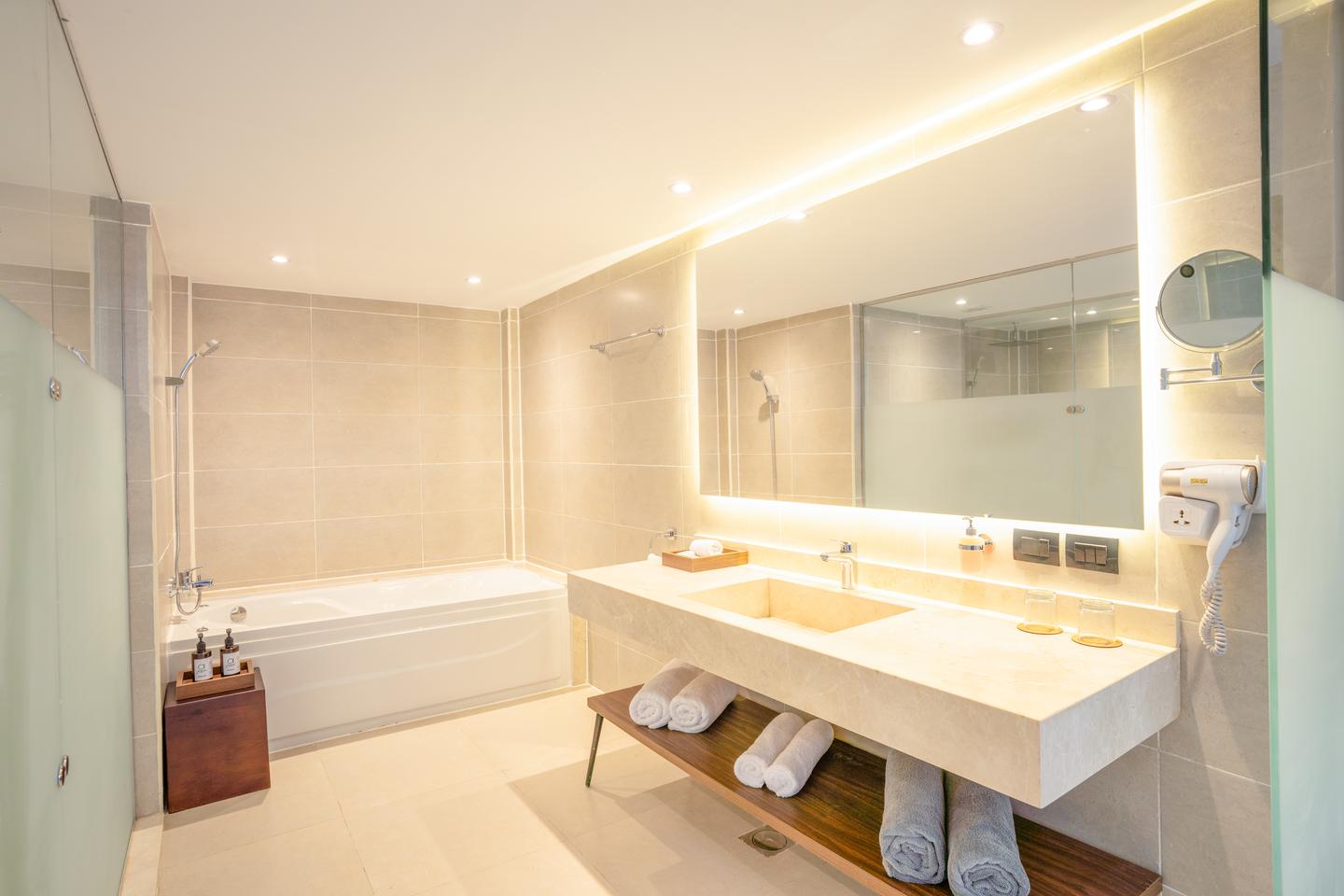 Double Room Deluxe Sea Front Badezimmer