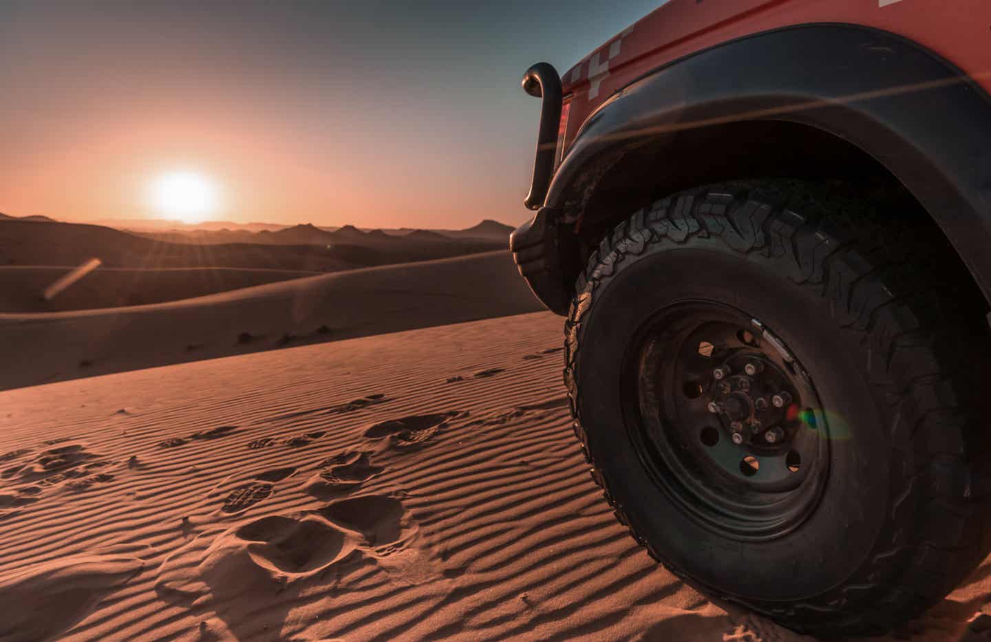 Aus dem Jeep den Sonnenuntergang in der Wüste Tunesiens bestaunen