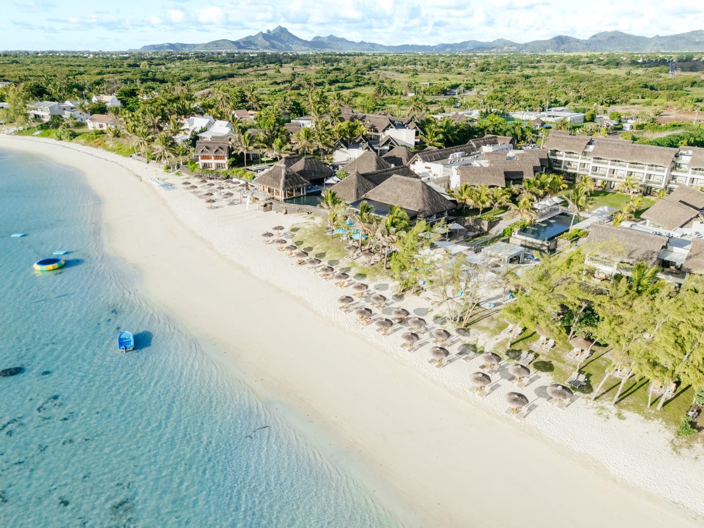 Außensicht des C Mauritius mit Strand, Pools und Unterkünften