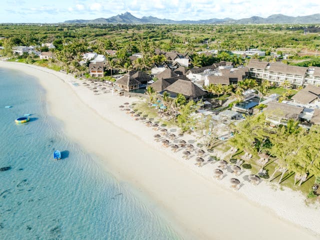 Außensicht des C Mauritius mit Strand, Pools und Unterkünften