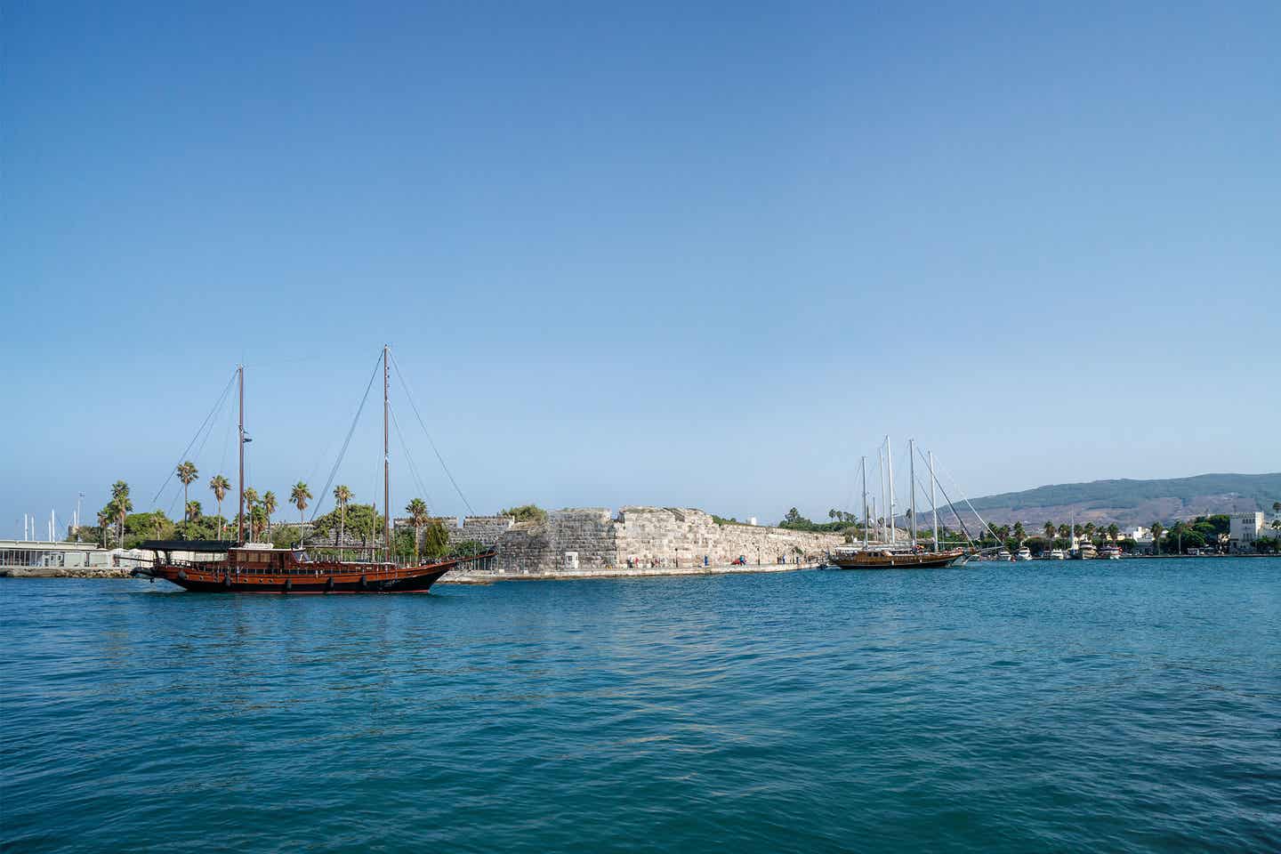 Segelboot auf dem blauen Meer im Hafen von Kos an einem sonnigen Tag