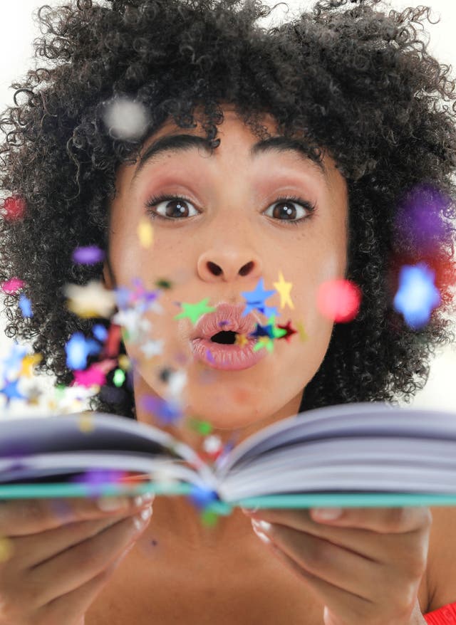 Wörterbuch des Karnevals Aufgeschlagenes Buch in einer Bibliothek
