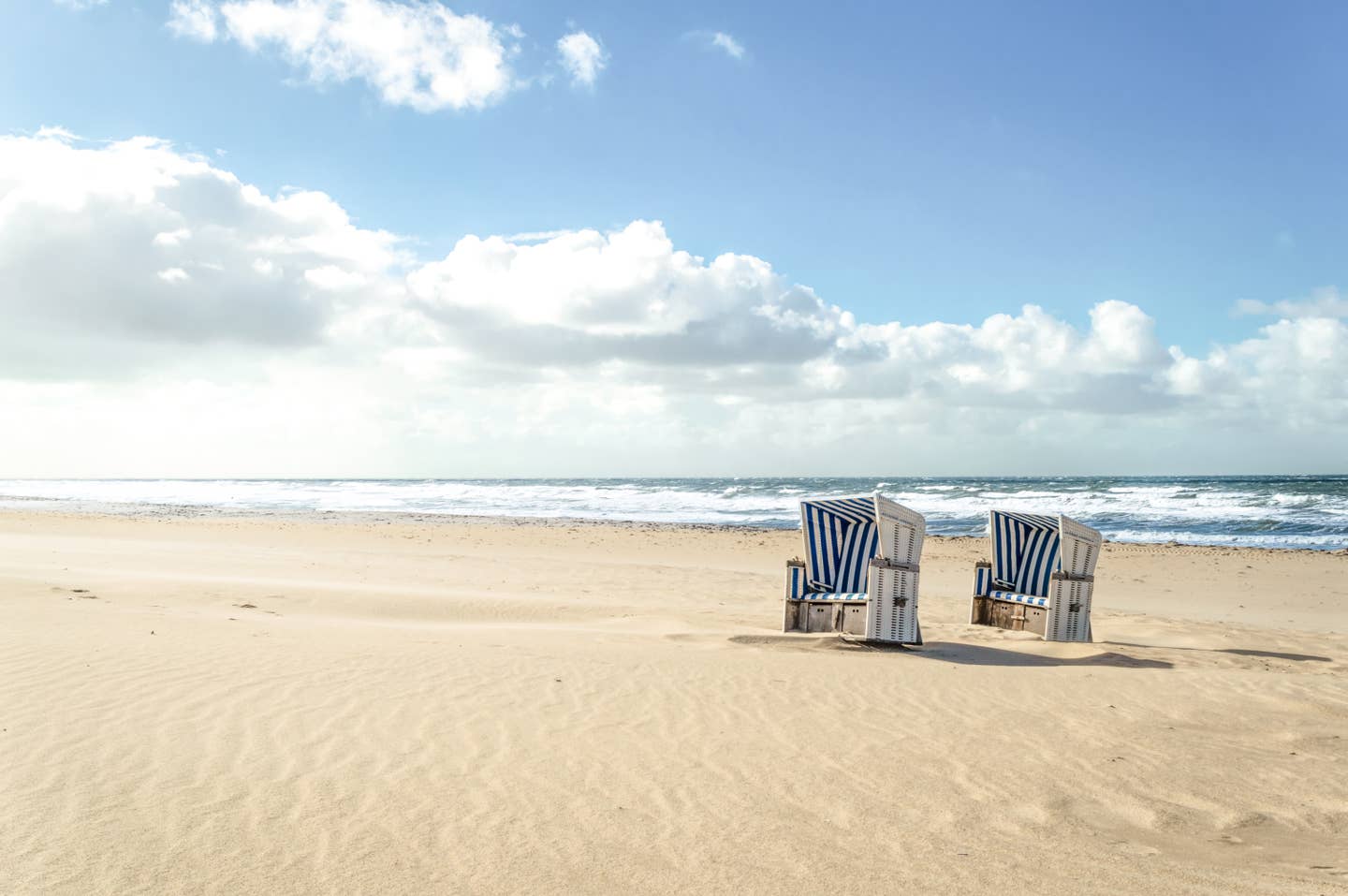 Last Minute an die Ostsee. Leere Strandkörbe an der Küste der Insel Sylt Last Minute an die Ostsee. Leere Strandkörbe an der Küste der Insel Sylt