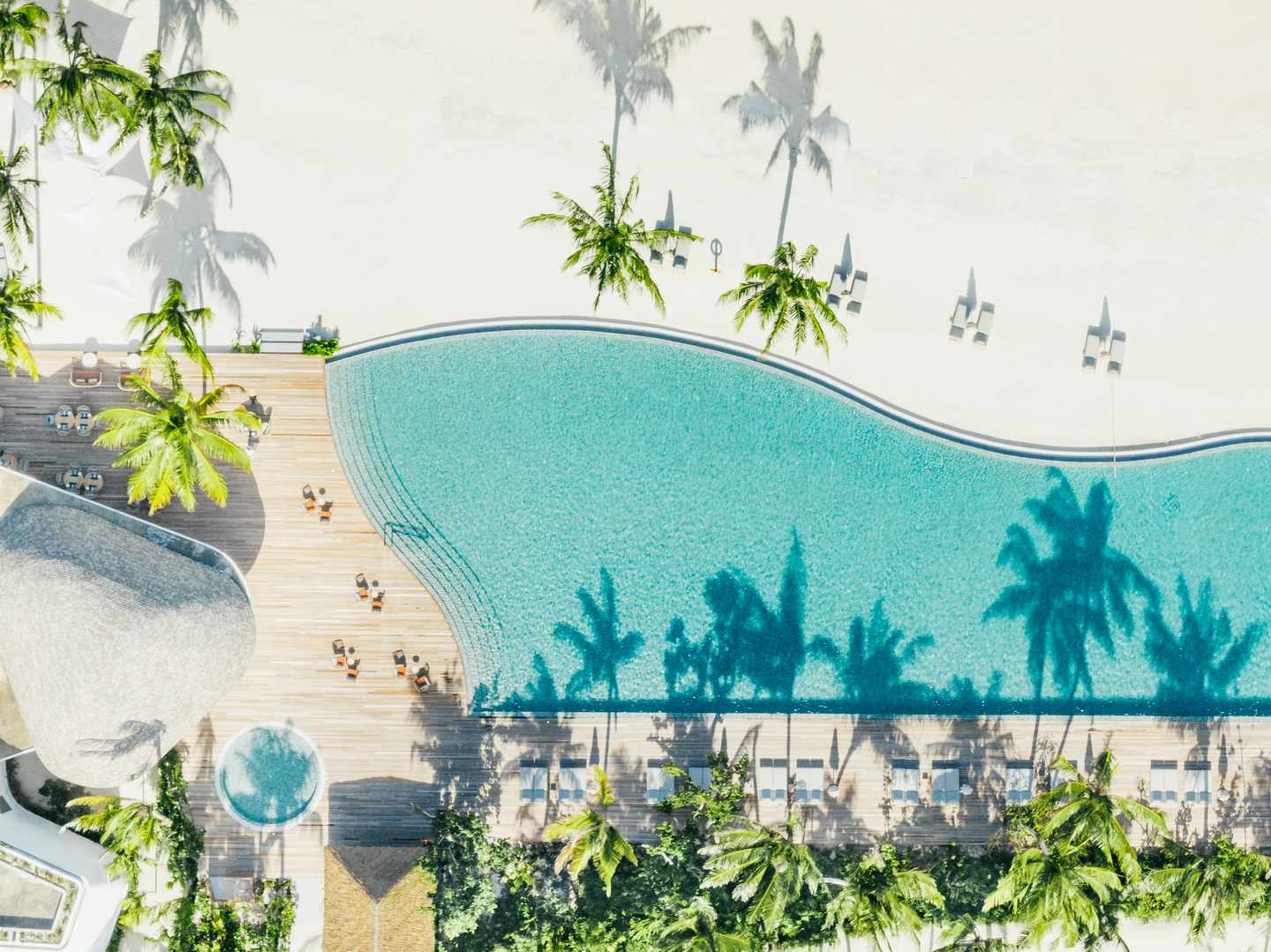 Pool von oben im ananea Madivaru Maldives